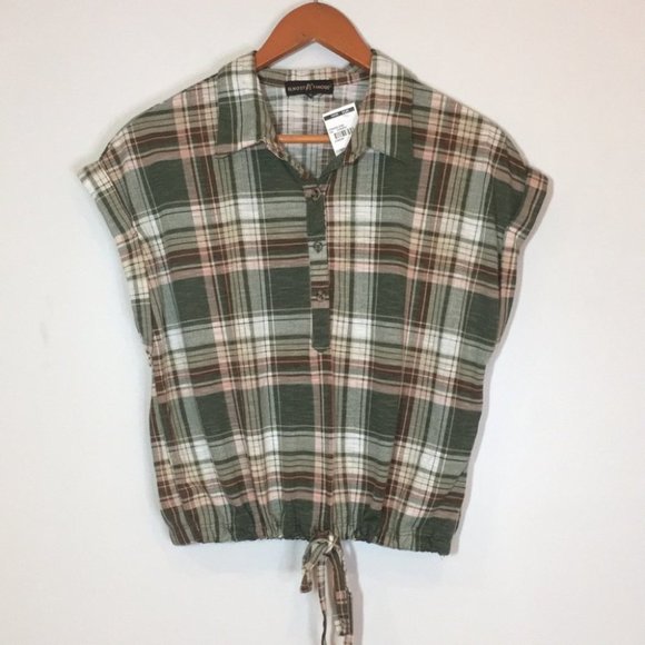 Almost Famous Tops - NWT Almost famous women’s checkered plaid short sleeve crop shirt size XL